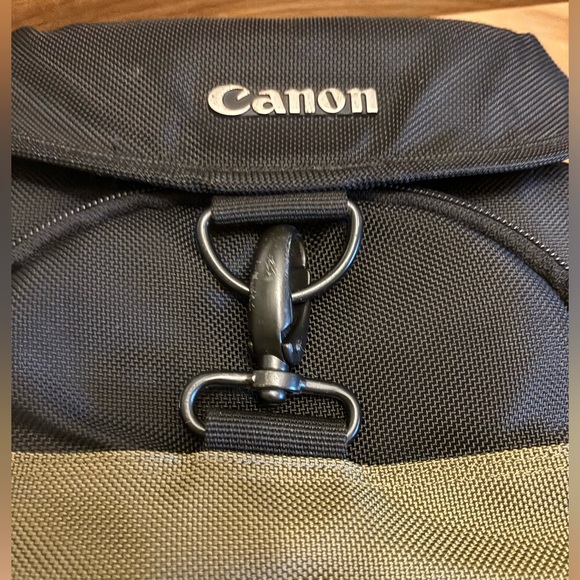 Canon 100EG Custom Gadget Bag
Water-repellent nylon
Carry handle
Shoulder strap - Picture 5 of 10